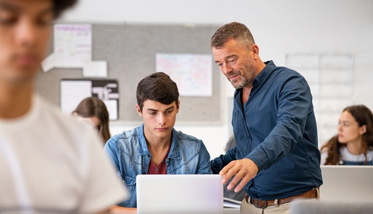 How CPD Courses Help Professionals Transition Into New Roles or Industries